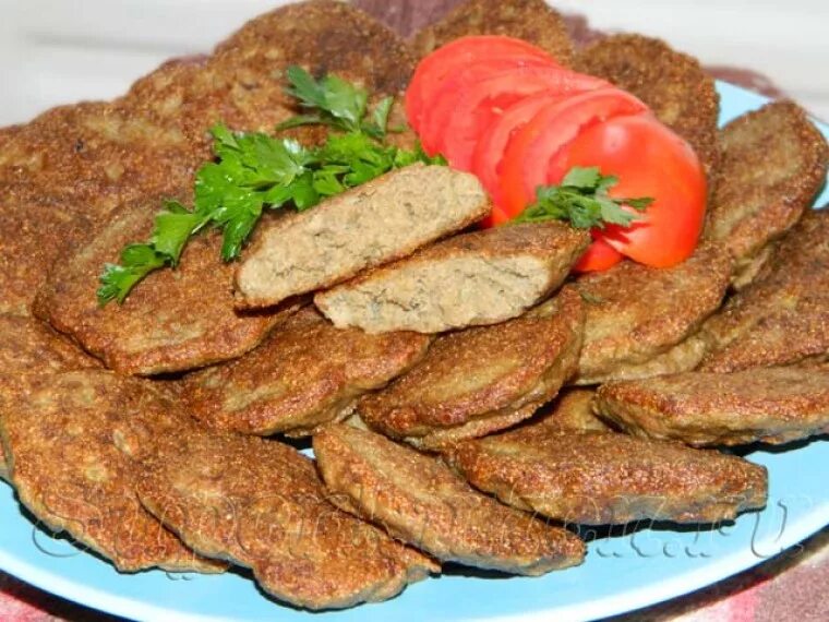 Печеночные котлеты. Печеночники из печенки. Рецепт печеночников с манкой. Печёночные оладьи из куриной печени. Печёночные оладьи из куриной печени с морковью и манкой.