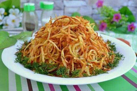 Салат с курицей и жареной картошкой соломкой