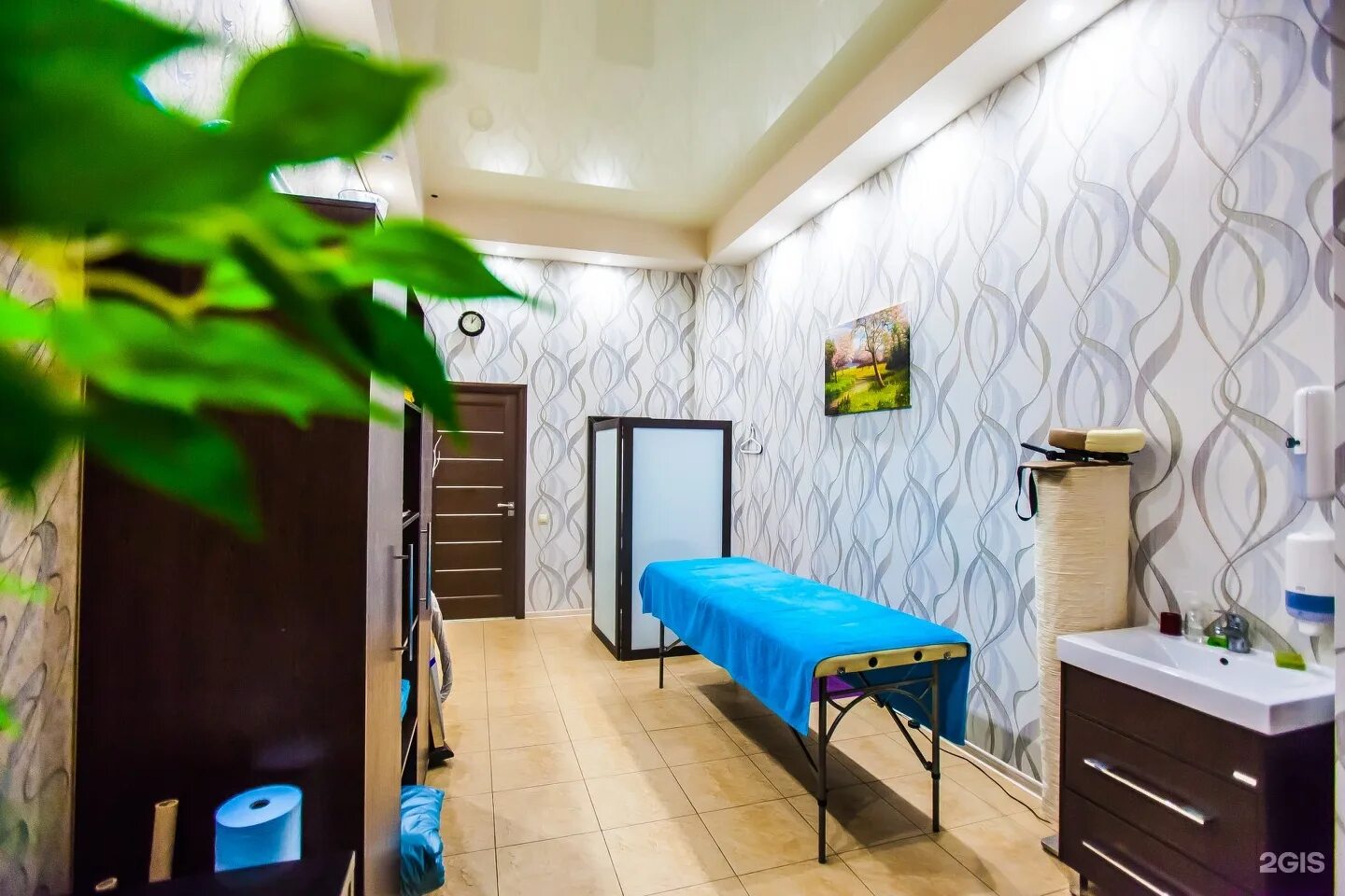 Ширма для косметологического кабинета. Аренда массажного кабинета калининград сельма. Аренда массажного кабинета калининград сельма. Офис для массажа в аренду. Полки для массажного кабинета.