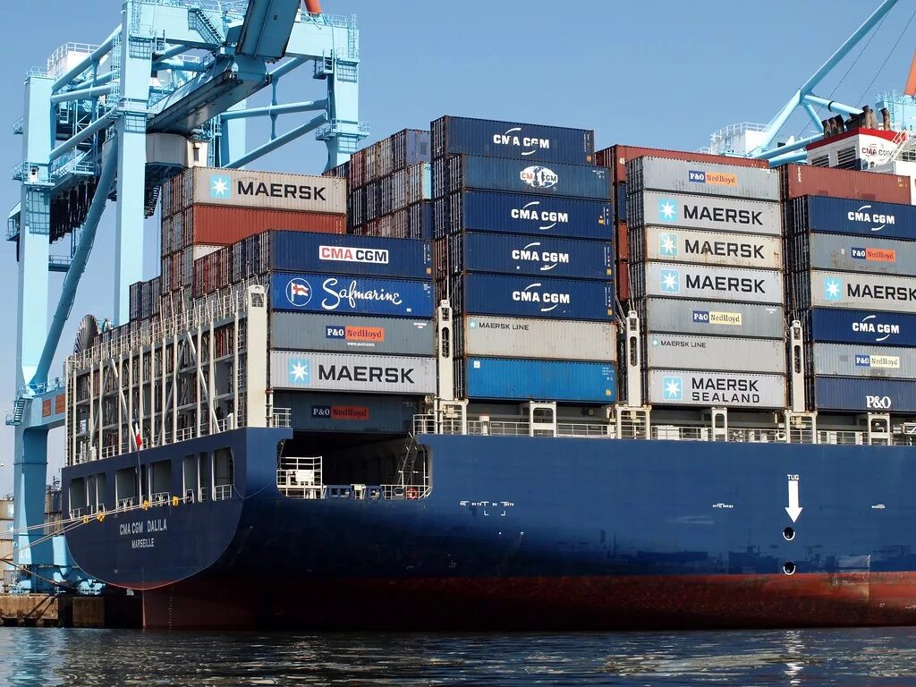 Cma shipping. Контейнер cma cgm. контейнеровоз cma cgm. контейнер cma cgm коричневый. контейнеровоз cma cgm внутри.