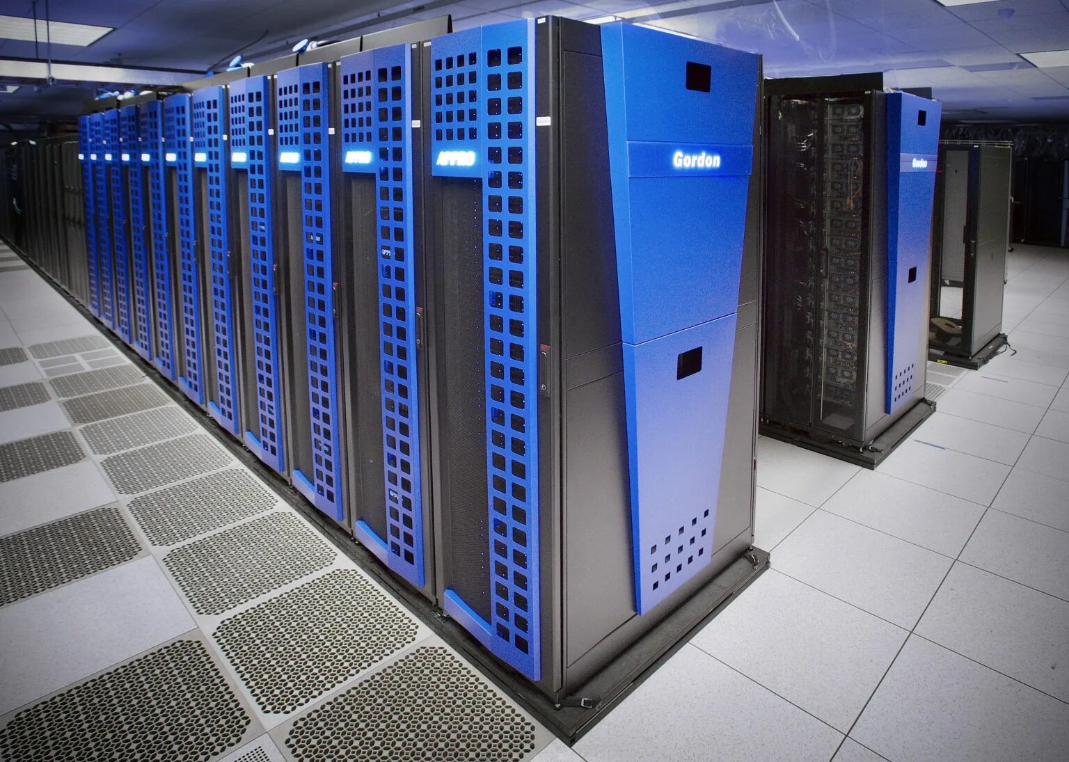 Суперкомпьютер Tianhe-2. Суперкомпьютер ЭВМ. Суперкомпьютер IBM BLUEGENE. Суперкомпьютер VP 2000. Почему современный компьютер
