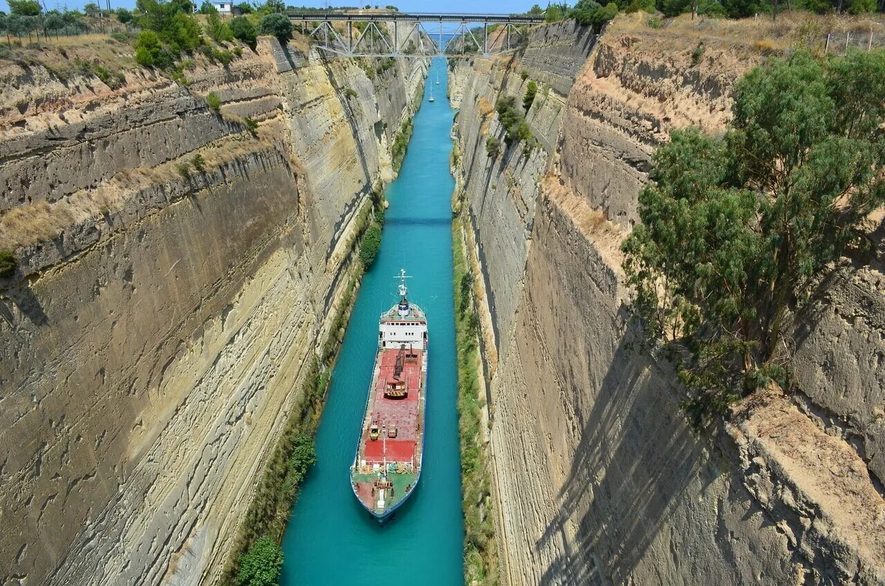 Каналы реки ея. Коринфский канал. Коринфский канал в Греции. Коринфский пролив Греция. Пролив Коринф Греция.