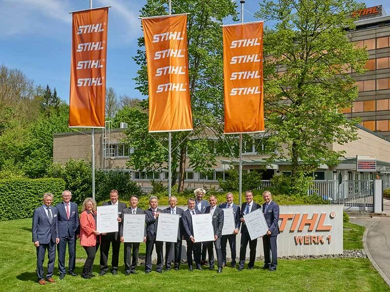 Штиль завод. Stihl флаг. Компания штиль. Вайблинген штиль. Флаг штиль.