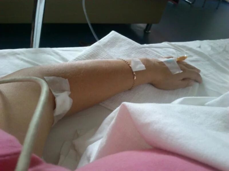 в больнице под капельницо. кука с капельнецей в бальнице. девушка с капельницей без лица. девушка в больнице под капельницей. в больнице под капельницей ночью.