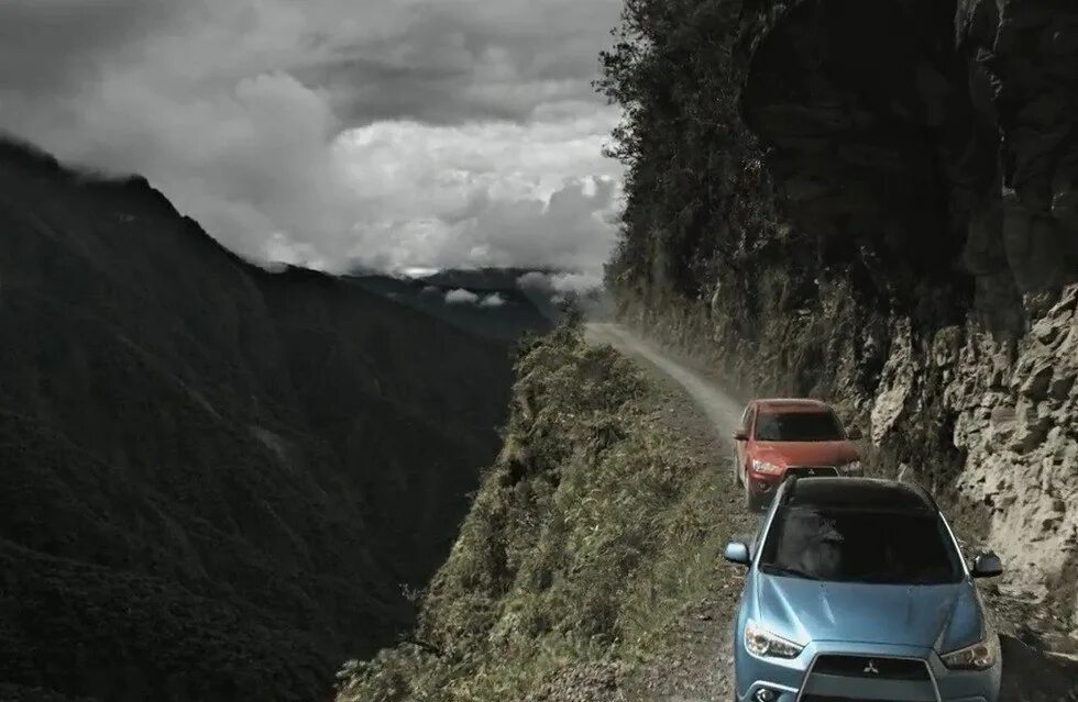 У самого края дороги. Дорога Камино-Лос-Юнгас, Боливия. Дорога смерти Юнгас. Юнгас Боливия. Дорога смерти Юнгас в Боливии.