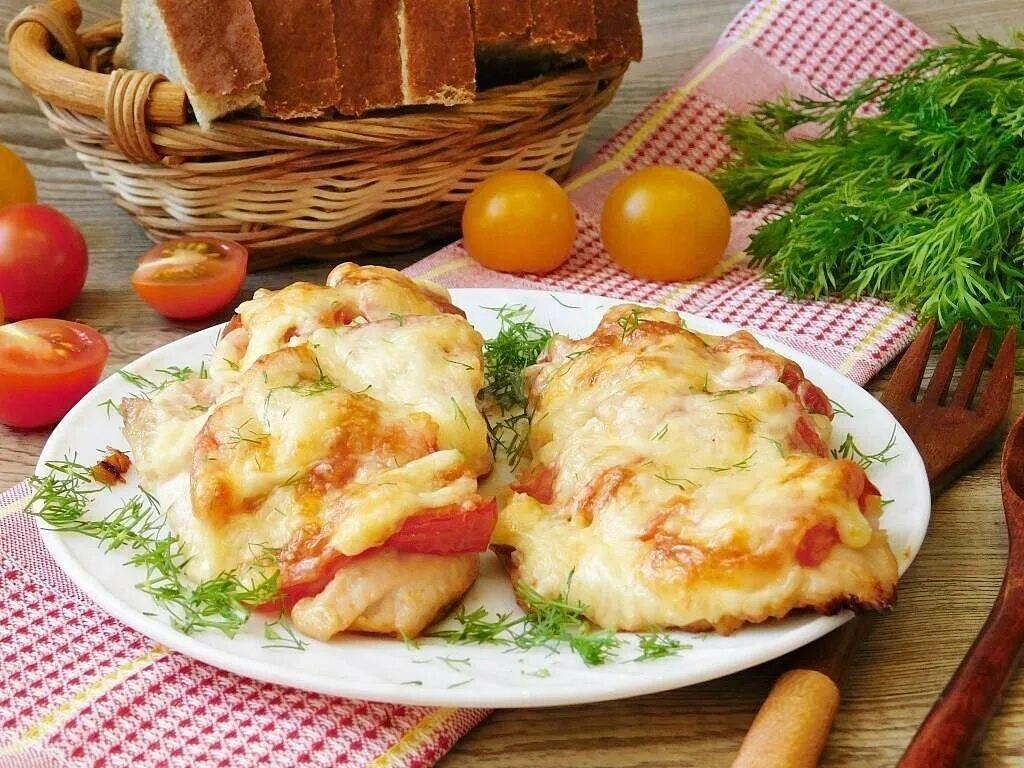 Филе куриные грудки с сыром. Мясо по французски. Куриные грудки по-французски. Куриная грудка под сыром. Мясо по французски из курицы.