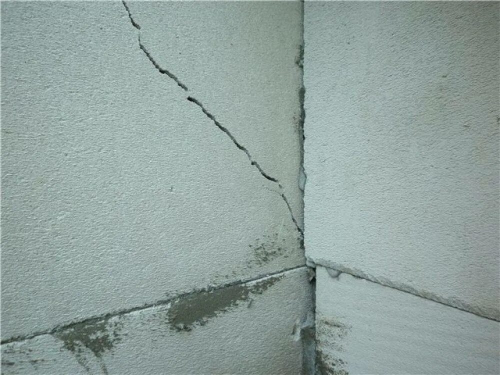 Допускается ли трещина. Усадочные трещины в газобетоне. Газосиликатный блок d500 трещины в стене. Усадочные трещины Сибит. Усадочные трещины в штукатурном слое.
