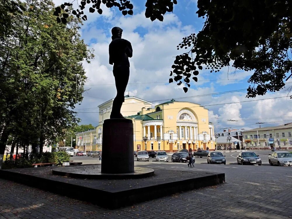 Памятник федору волкову. Памятник Фёдору Григорьевичу Волкову Ярославль. Театр и памятник Волкову в Ярославле. Памятник Волкова Ярославль. Театр имени ф. Волкова и памятник ф. Волкову.