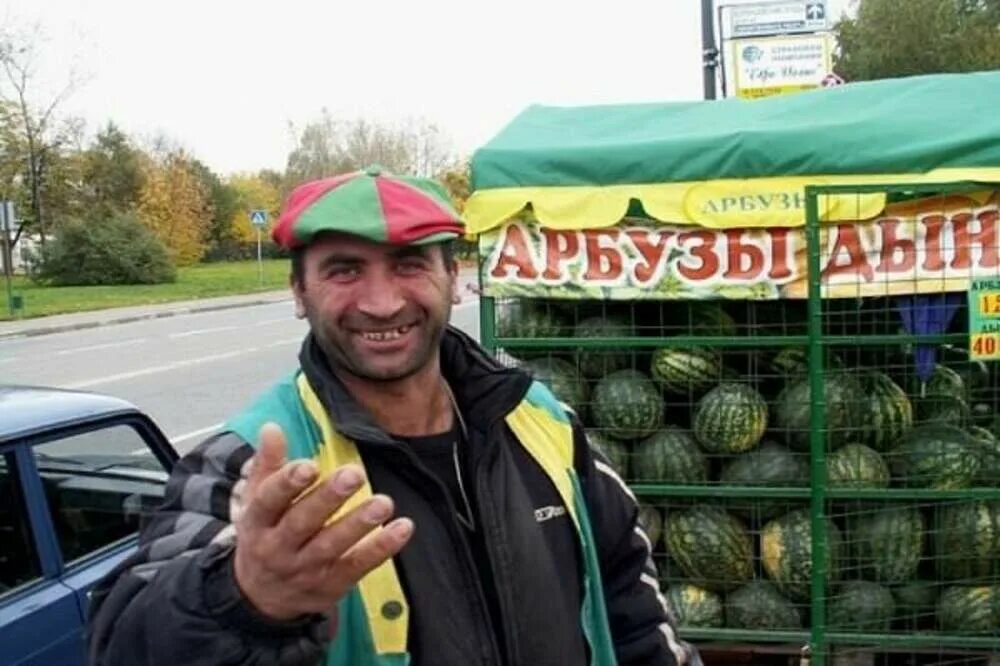 Грузин апельсин. Таджик с арбузами на рынке. Таджик на рынке. Торговец на рынке.