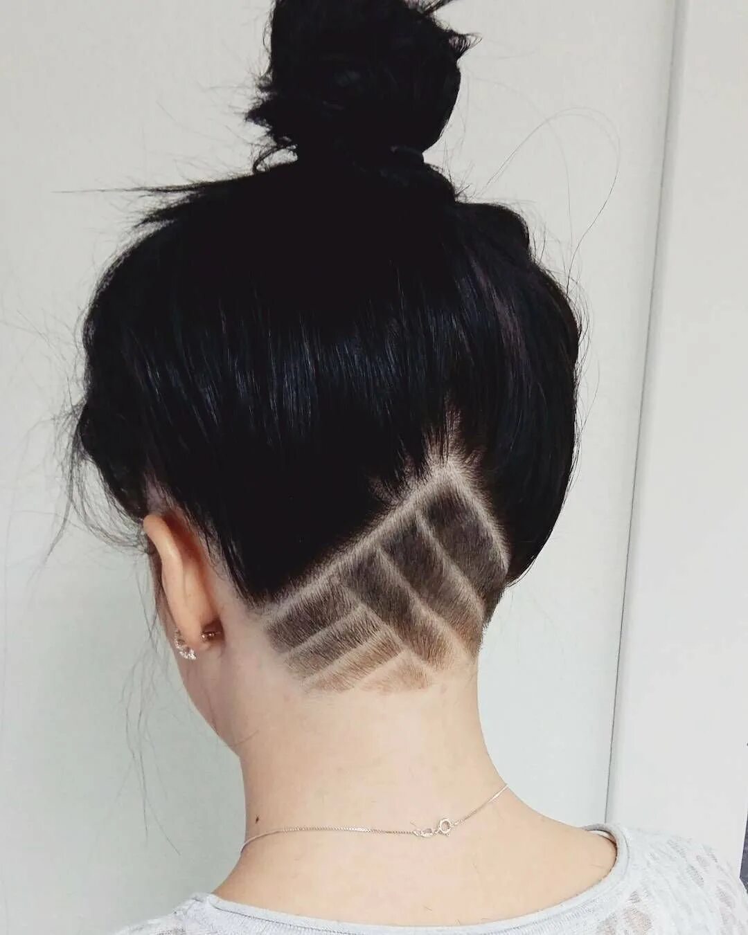 стрижки с выбритым затылком женские. прически с выбритым затылком женские. стрижка на длинные волосы с выбритым затылком. женские прически с бритым затылком. прически с бритым затылком.