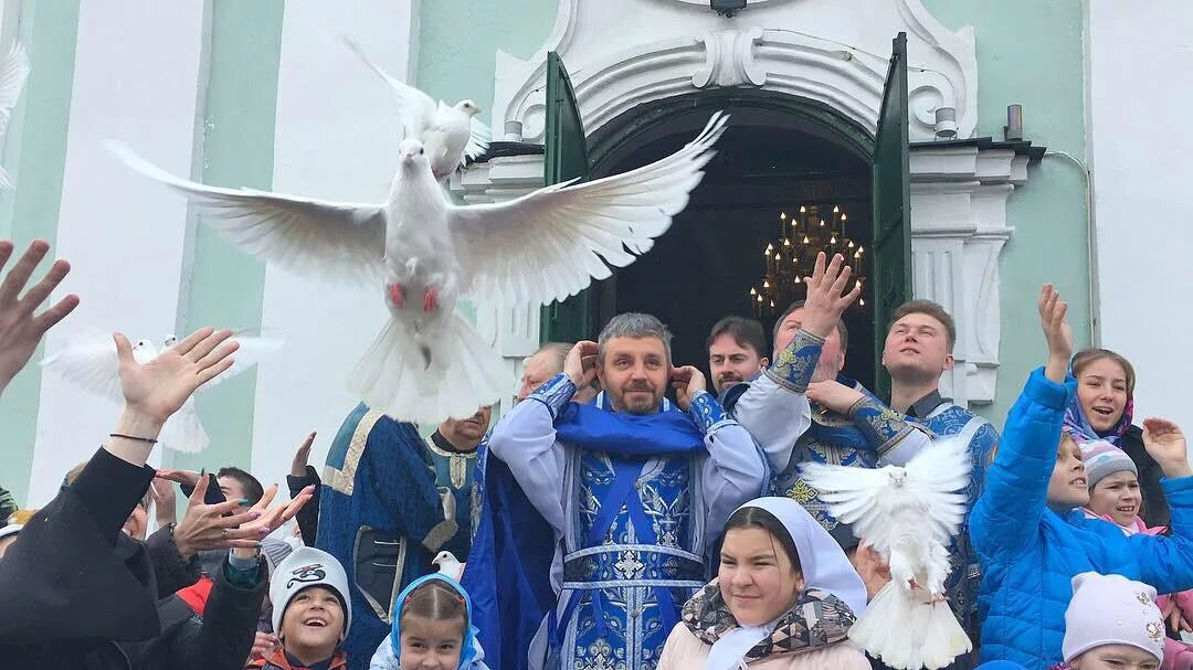 На волю птичку выпускаю при светлом. Благовещение Пресвятой Богородицы голуби. С праздником Благовещения Пресвятой Богородицы. Благовещение Пресвятой Богородицы выпускать птиц. Благовещение Пресвятой Богородицы выпуск голубей.