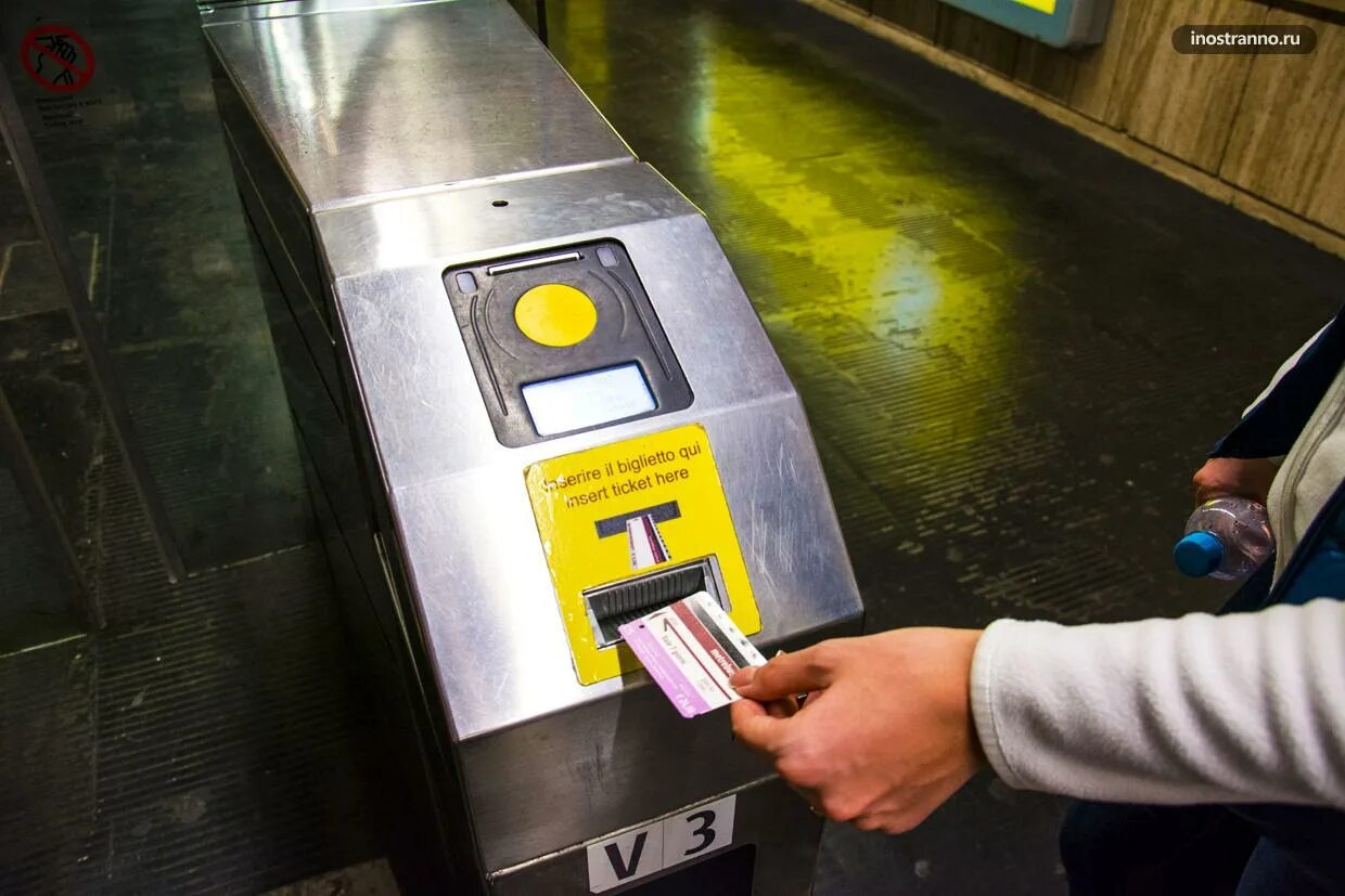 Как проходить через турникет с электронным билетом. Турникет в метро. валидатор в метро. турникет для банковских карт в метро. турникет в трамвае.