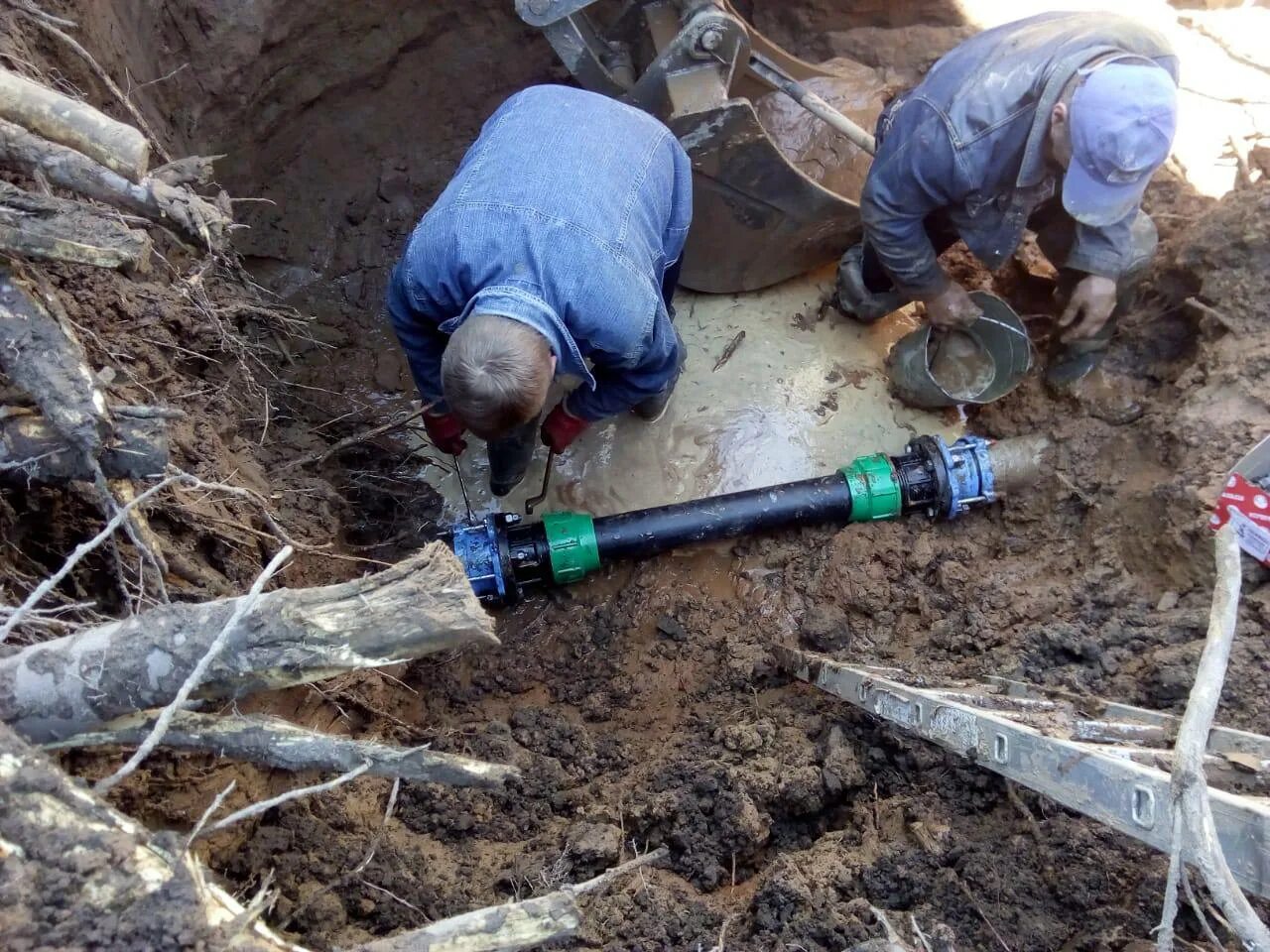 Ремонт водопроводных. Прорыв водопровода. порыв водопровода. ремонт водопроводных сетей. порыв водопроводной трубы.