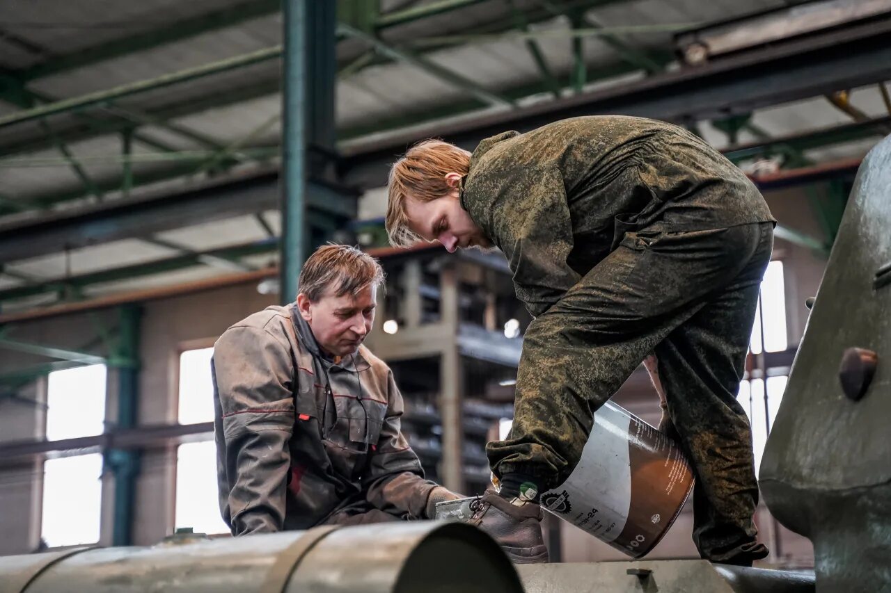 Танковый завод 61 бтрз. Кировский завод блокада ленинграда. Челябинский танковый завод в 1941-1945. Ресурсы третьего рейха. Танковый завод т-34 в нижнем тагиле.