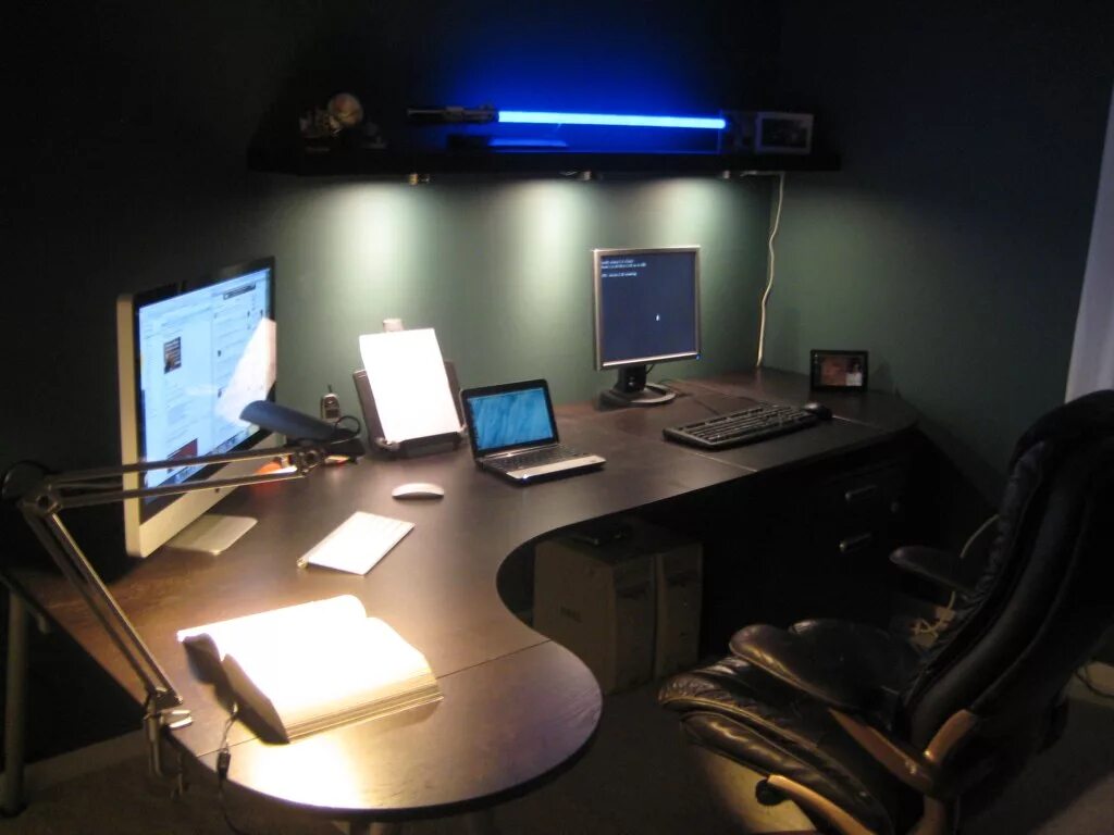 Почему свет на рабочем. Компьютерный стол с подсветкой. Освещение рабочего места. Письменный стол с подсветкой. Освещение компьютерного стола.
