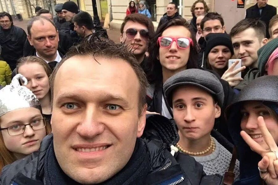 Представитель оппозиции. Либераст Навальный. Школьники на митинге Навального. Дети на митинге Навального. Навальный демотиваторы.