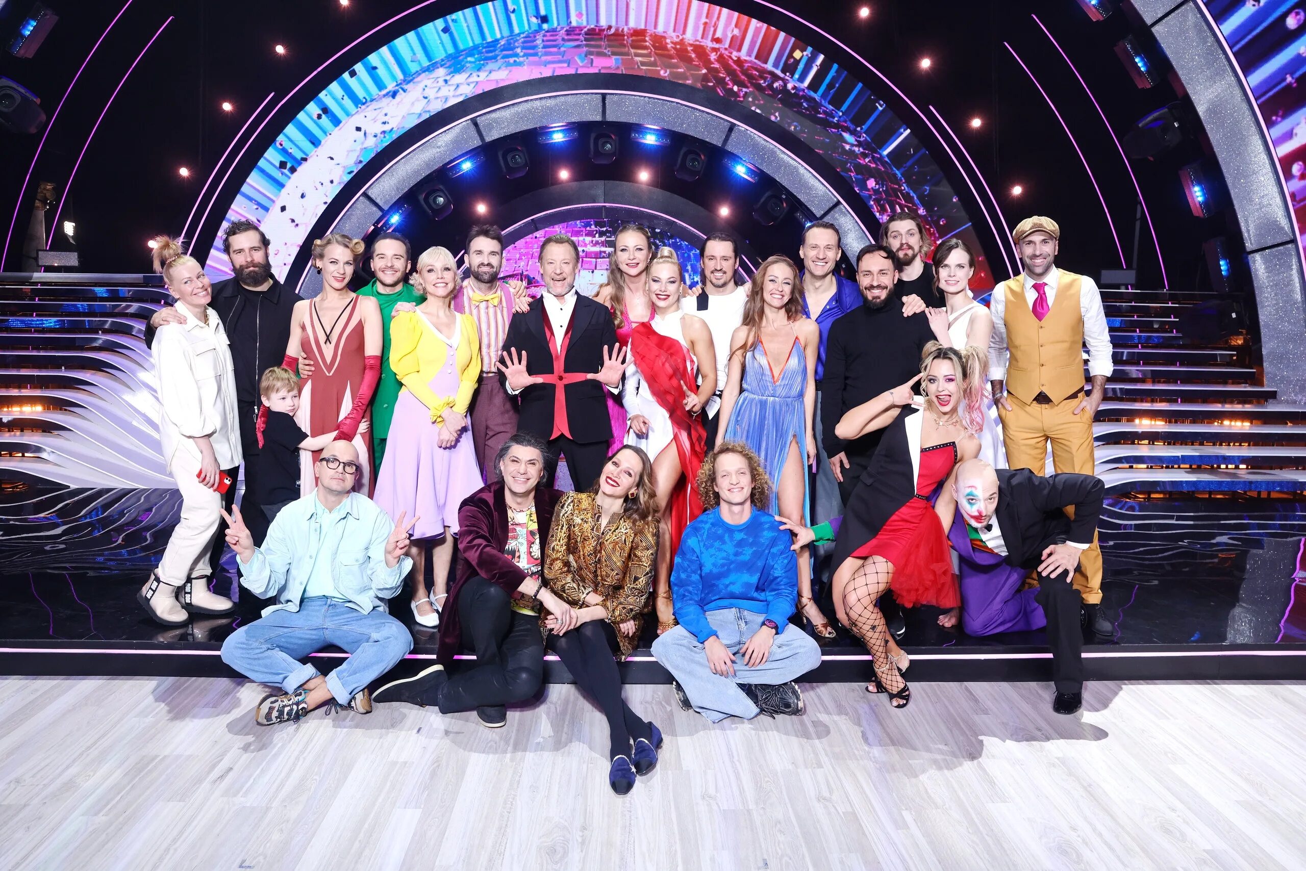 Российский шоу звездный. Танцы со звездами 2022 участники.