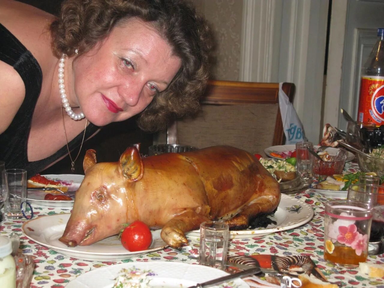 Поросенок с яблоком во рту. Свинья в ананасах. Жареный поросенок. Поросенок с яблоком во рту. Поросёнокс яьлокрм во рту.