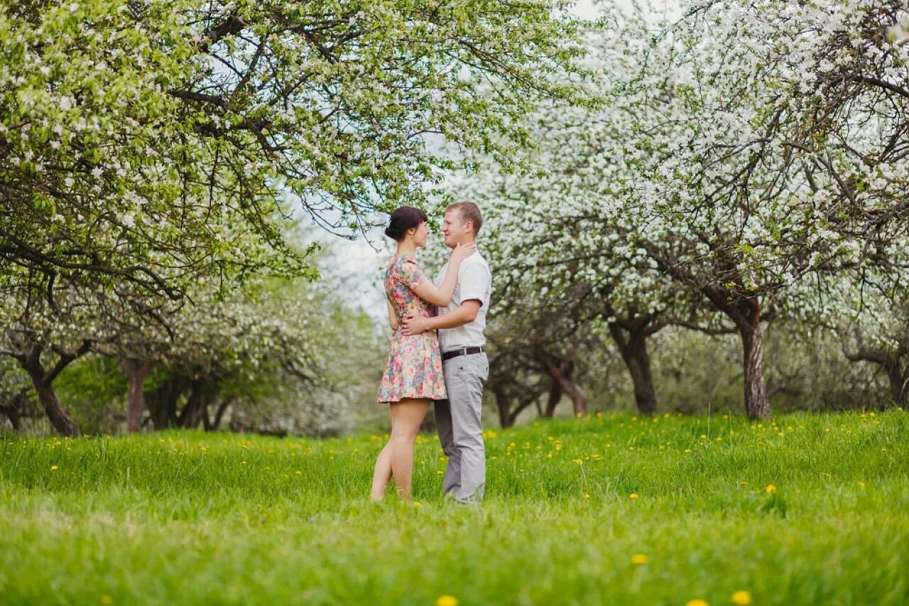 May wife. Яблоневый сад Верхотурье. Влюбленные в весеннем саду. Пара в весеннем саду. Прогулка в цветущем саду.