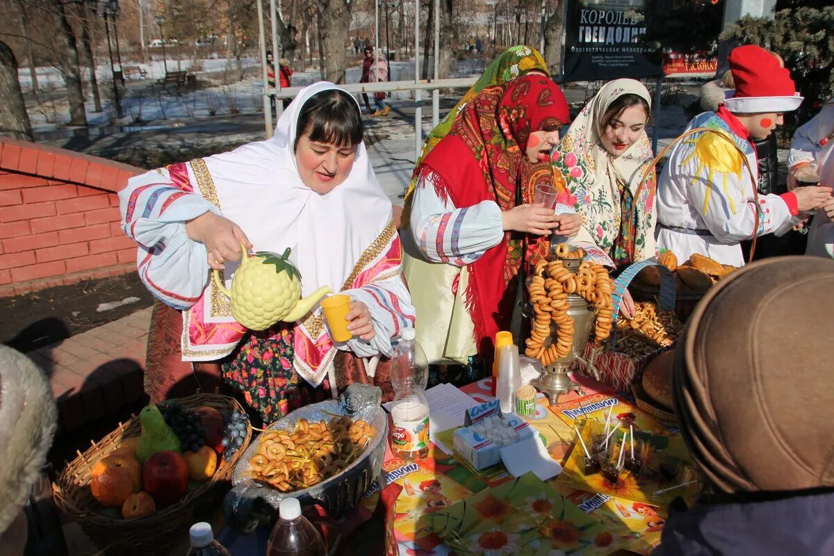 Можно ли в масленицу есть мясо. Масленица Сызрань. Угощения на Масленицу. Гости на Масленицу. Блины бутафорские на Масленицу.