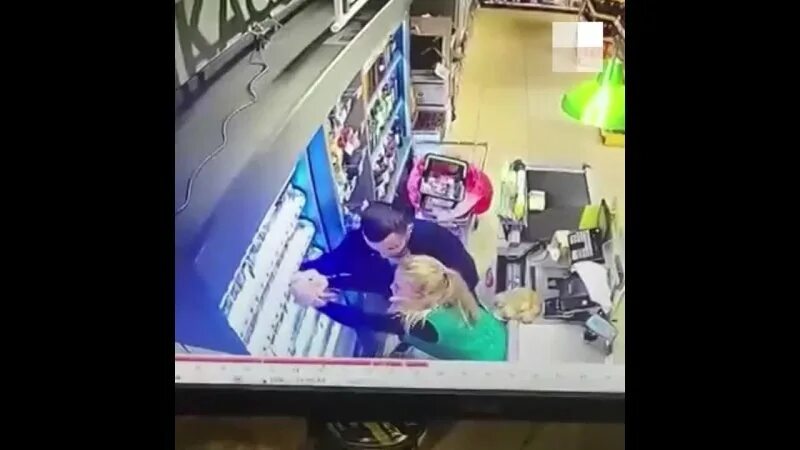 парень угрожали кассиру ножом но кассир выкупил нож. кассиру угрожают. уголовники екатеринбурга. супермаркет кассирша кавказец. виктор александрович баранов ограбление азс.