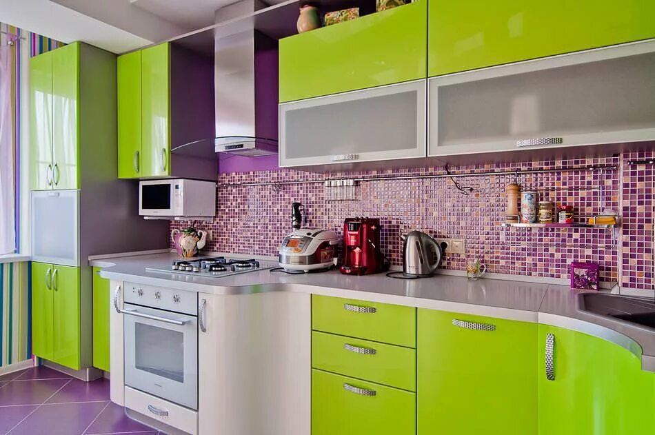Какие цвета сочетаются на кухне. Яркий кухонный гарнитур. Кухни салатовые. Фиолетовая кухня в интерьере. Сочетание цветов на кухне.