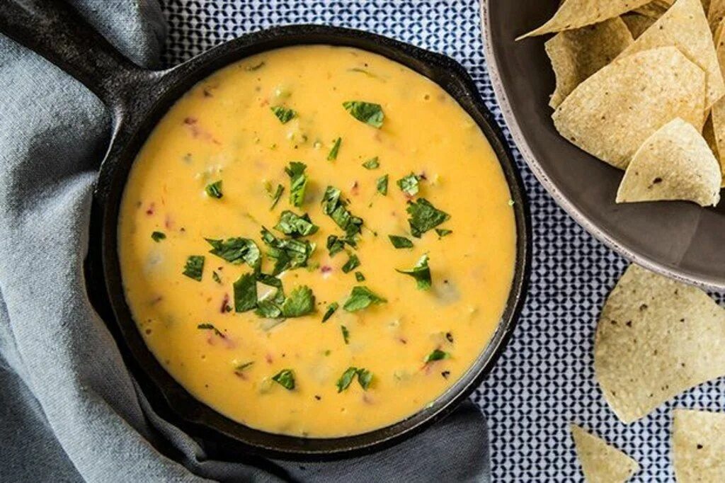 Рецепт сырного супа без плавленного сыра. Чили кон Кесо. Сырный суп с копченостями. Сырный суп с копчеными колбасками. Сырный суп с коп.