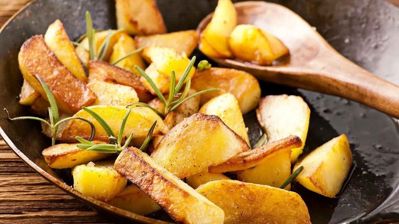 Жареная картошка. Жареная картошка на сковороде. Жареная картошка с корочкой. Картошка по деревенски.