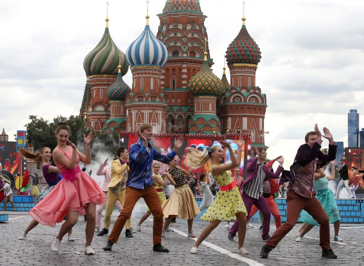 Какие есть культурные мероприятия. Красная площадь праздник. Праздник в городе. С днем города Москва. Гуляния на красной площади.