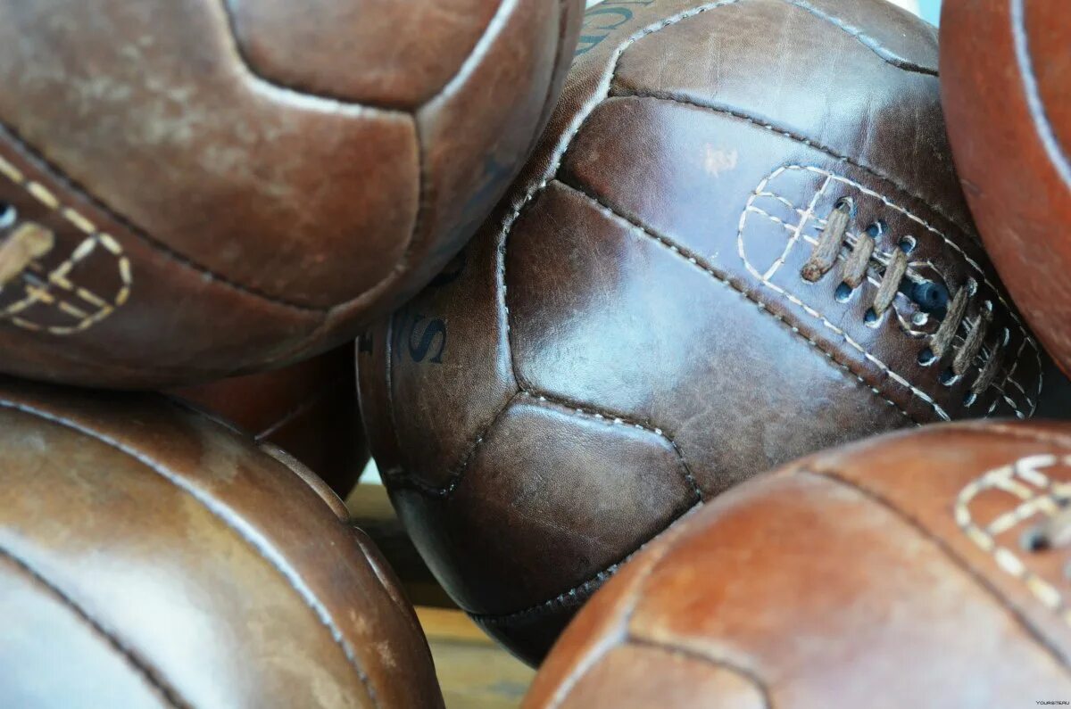 Первый мяч в футболе. Футбольный мяч Луи Виттон. Кожаный мяч. Кожаный мячик. Старый кожаный футбольный мяч.