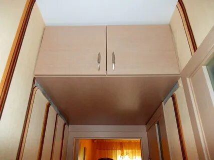 Встроенный шкаф под потолком