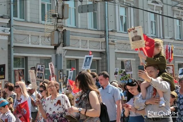 Шагает полк. Доброжелательные люди Москвы.