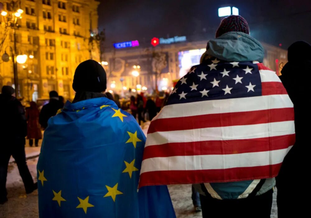 Укр б. Флаги США на Майдане 2014. США И Европа. Российские флаги на Евромайдане. Флаги ЕС на Майдане.