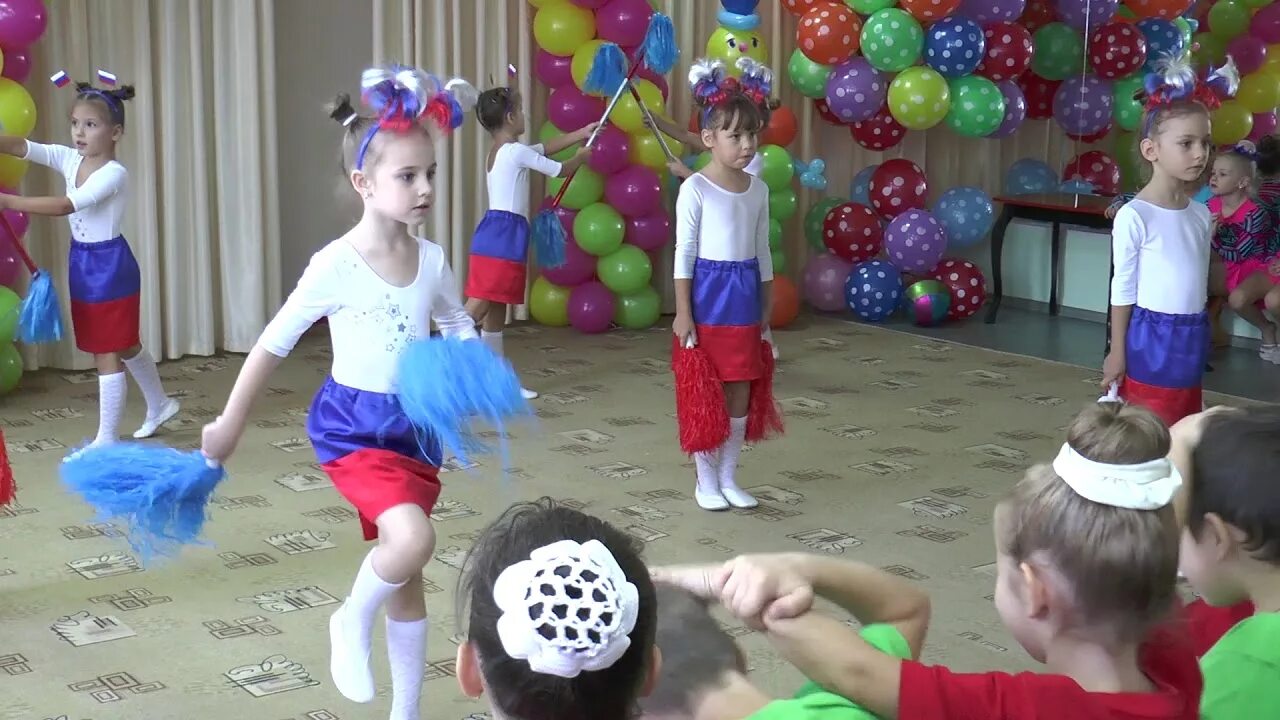 Патриотический танец видео. Детский патриотический танец в детском саду. очень задорный танец в детском саду. танец с флажками для малышей. патриотический танец дети танец.