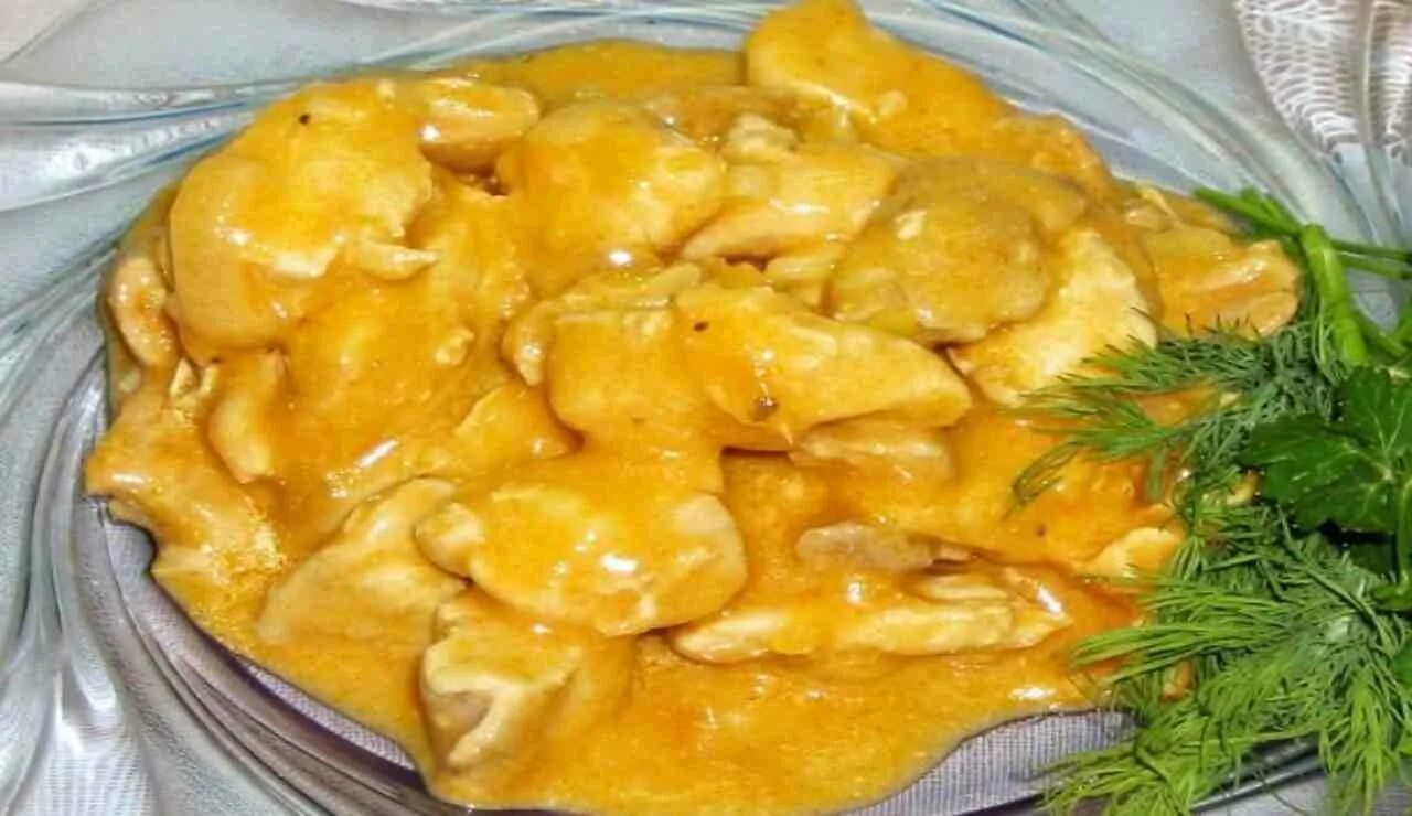 Филе цыпленка в соусе. Курица в сырном соусе. куриное филе в сырном соусе. курочка в сырном соусе. курица в соусе с куркумой.