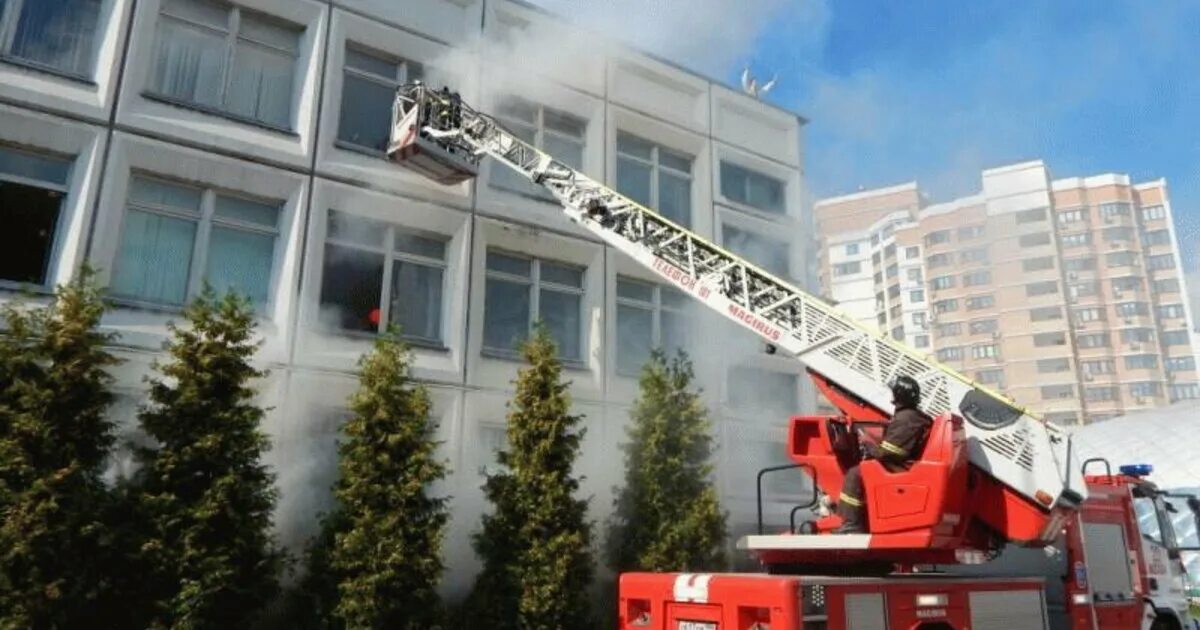 Тушение в школах. Тушение пожаров в детских садах. тушение пожара в детском саду. пожар в школе. тушение пожара в школе.
