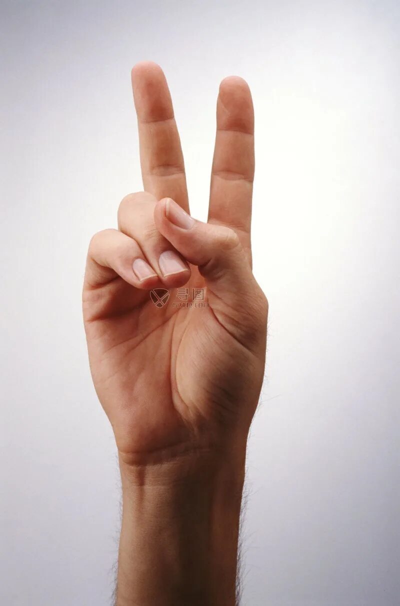 Два пальца. Показывает два пальца. Два пальца на черном фоне. Знаки руками. Руки вверх.