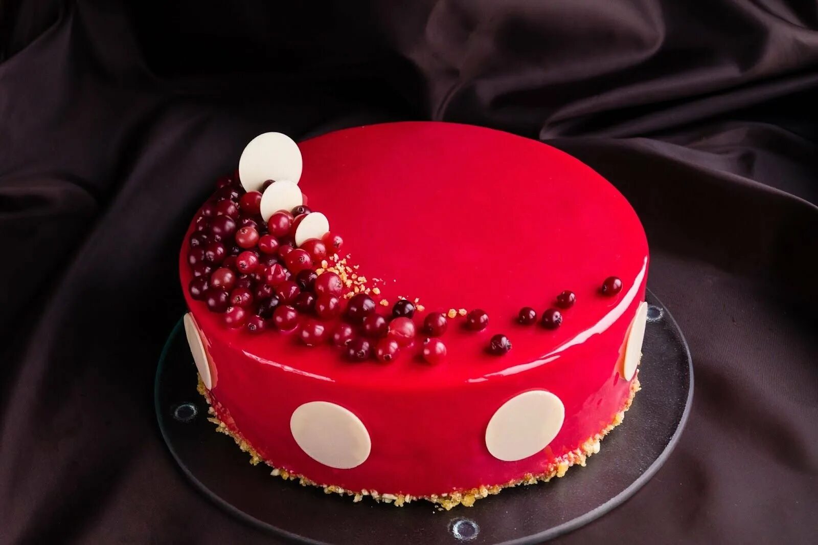 Красивые торты. Красивое украшение торта. Красный торт с украшени. Украшение муссовых тортов. Фото современных тортов