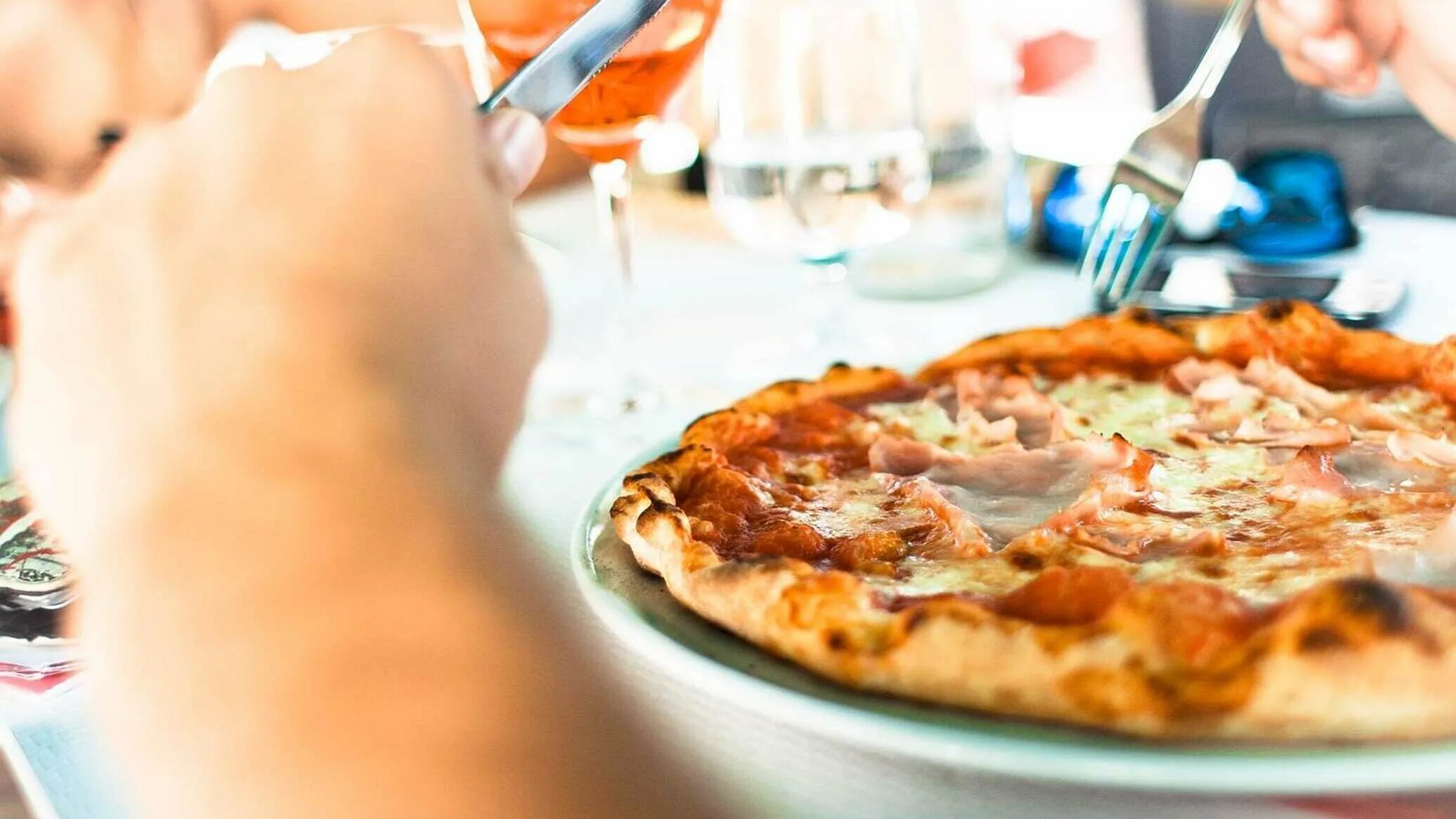 Продукты для пиццерии. Семья в пиццерии. Cant resist man food. Пицца в руке фото. Пицца на улице.