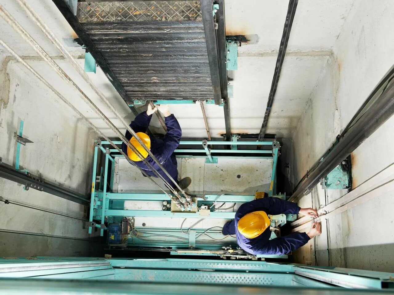 Монтаж лифтовое оборудование. Смонтировать лифт. Монтажник лифтов. Смонтировать лифт. Починка лифта.