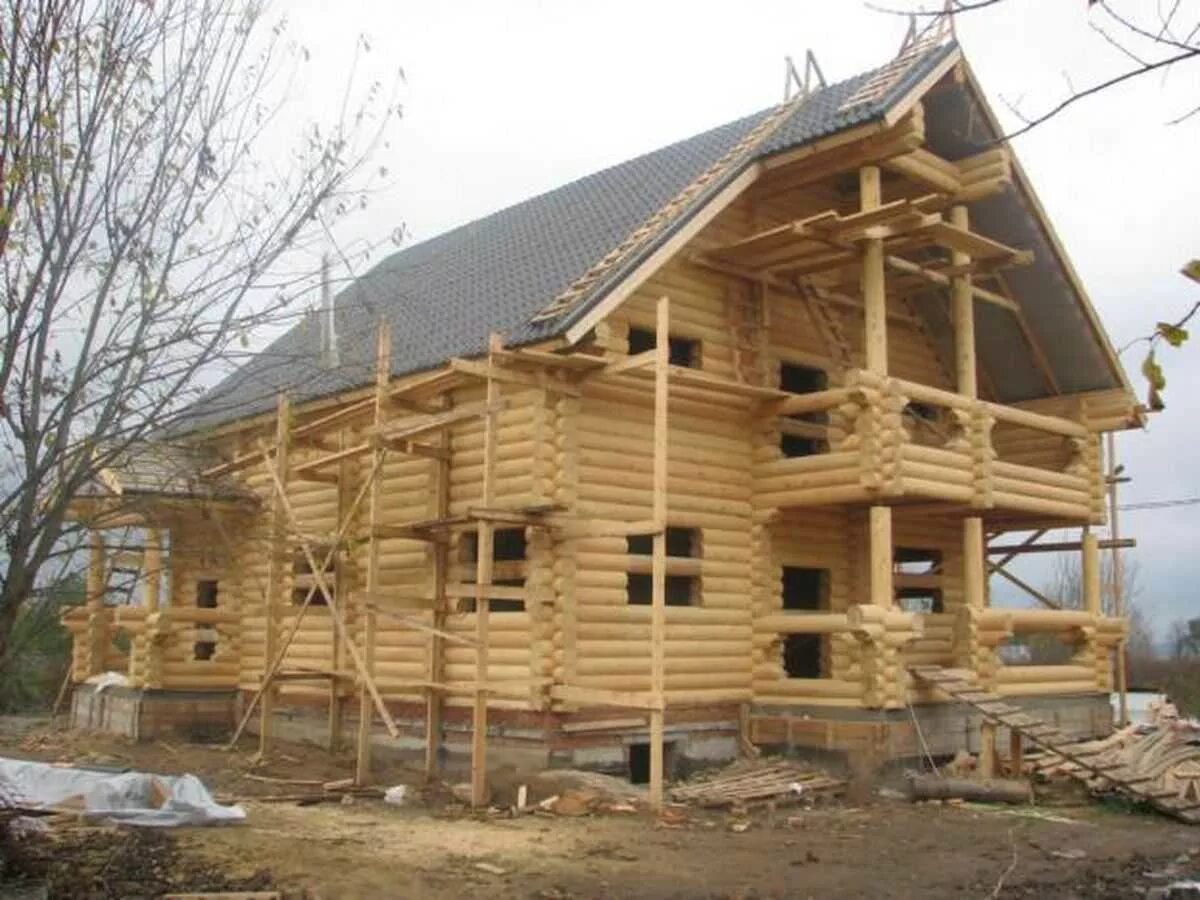 Недостроенный деревянный дом. Недостроенный сруб. Недостроенный деревянный дом из бревна. Стройка дома из дерева. Плотников дома из бруса