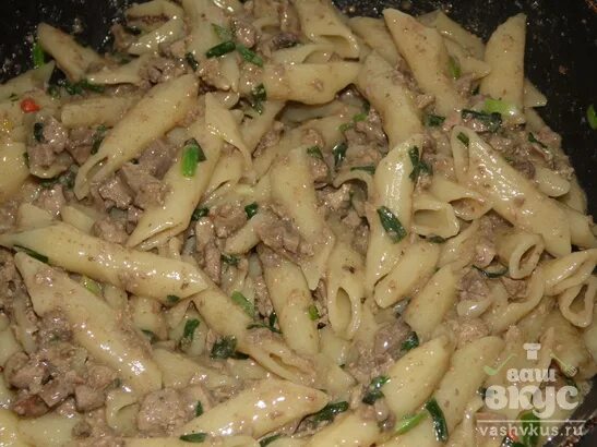 Макароны с печенью. Макароны с мясом на сковороде. Макароны с печенкой и подливкой. Печень с макаронами на сковороде. Макароны с печенкой говяжьей.
