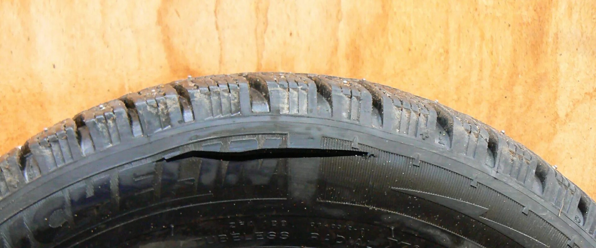 Трещинам 50. Отслоение протектора на шине. Боковой порез шины Мишлен. Резина вид-203 сбоку. Резина Michelin с порезом.