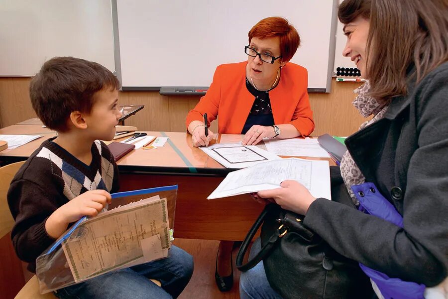 Родители в школе. Первоклассник с родителями. Родители и дети в школе. Первоклассник и учитель. Родителей в школу видео