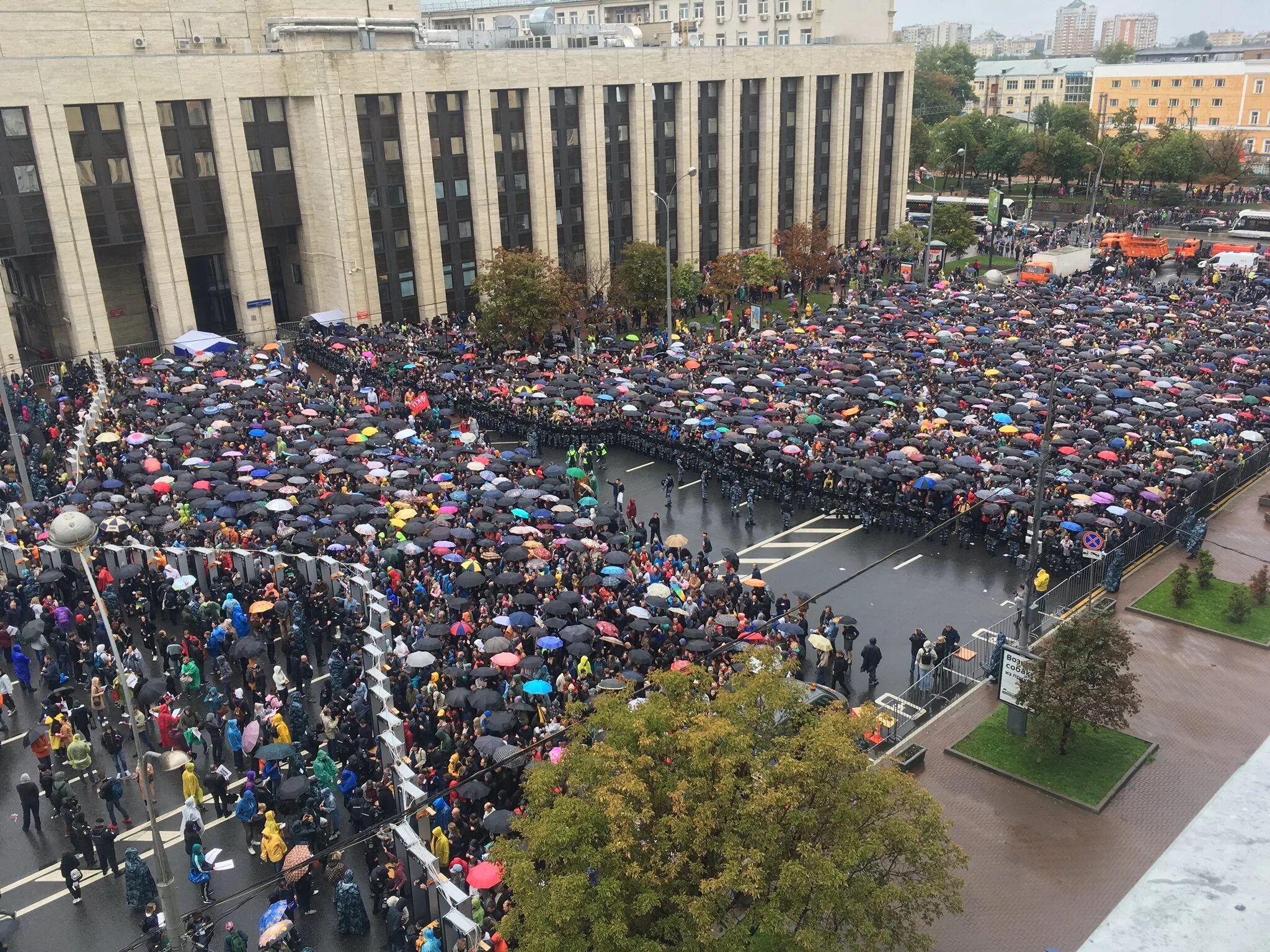 Митинг в москве человек. Проспект Сахарова митинг 10 августа 2019. Митинг на проспекте Сахарова 2019. Проспект Сахарова 2012 митинг. Митинг на проспекте Сахарова 2018.