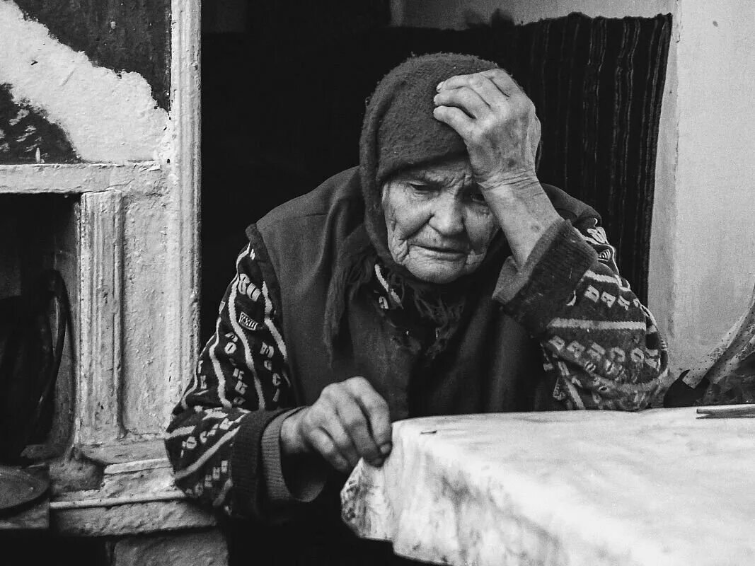 Бабушка никому не нужна. Плохая бабушка цитаты. Мама ждет. Говорит старуха деду я в америку поеду. Бабушку никто не заменит.