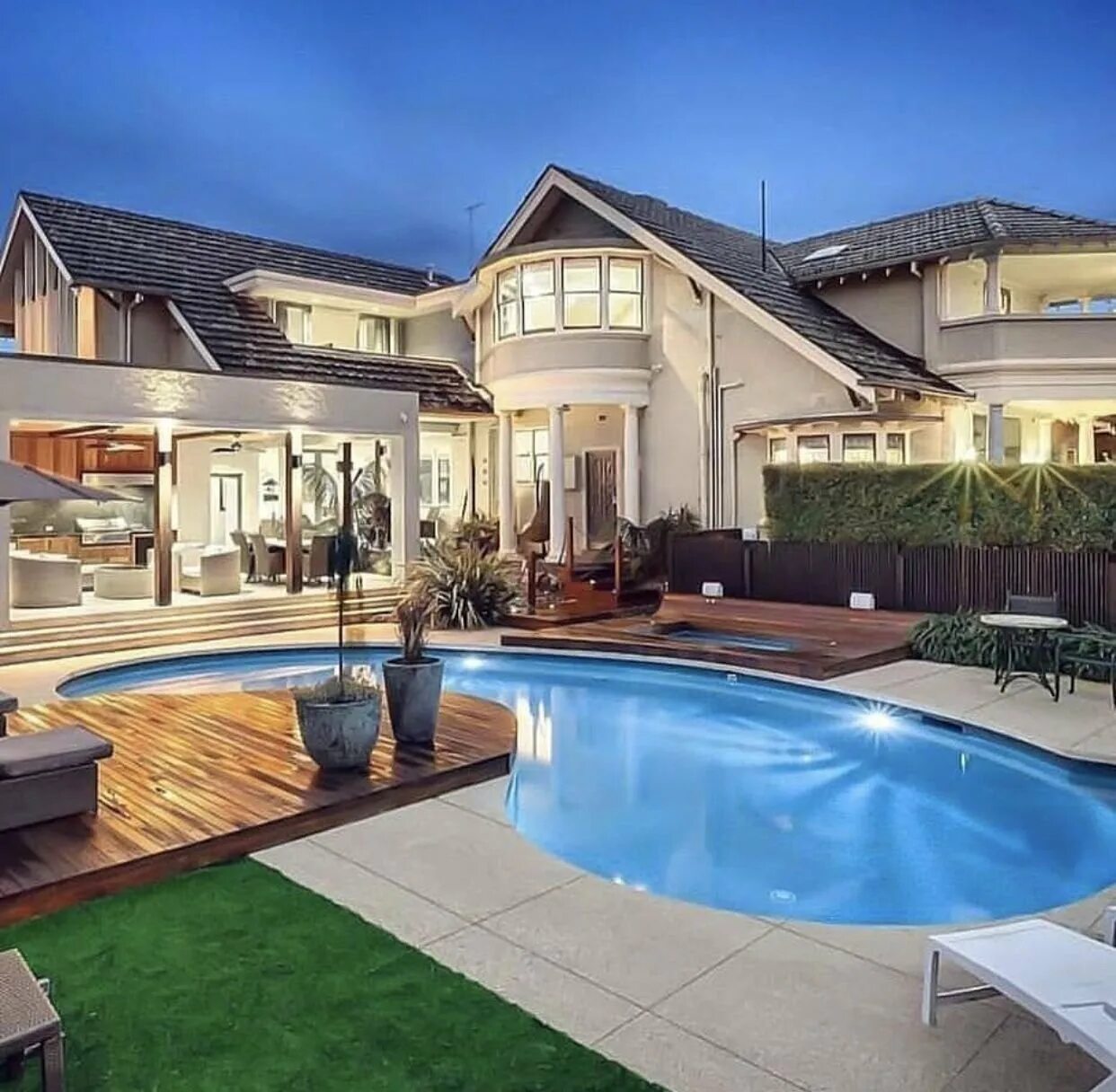 Новый коттедж с бассейном. Двухэтажный дом с бассейном и садом. огромная вилла с бассейном. красивые дома с бассейном. дом с верандой и бассейном.