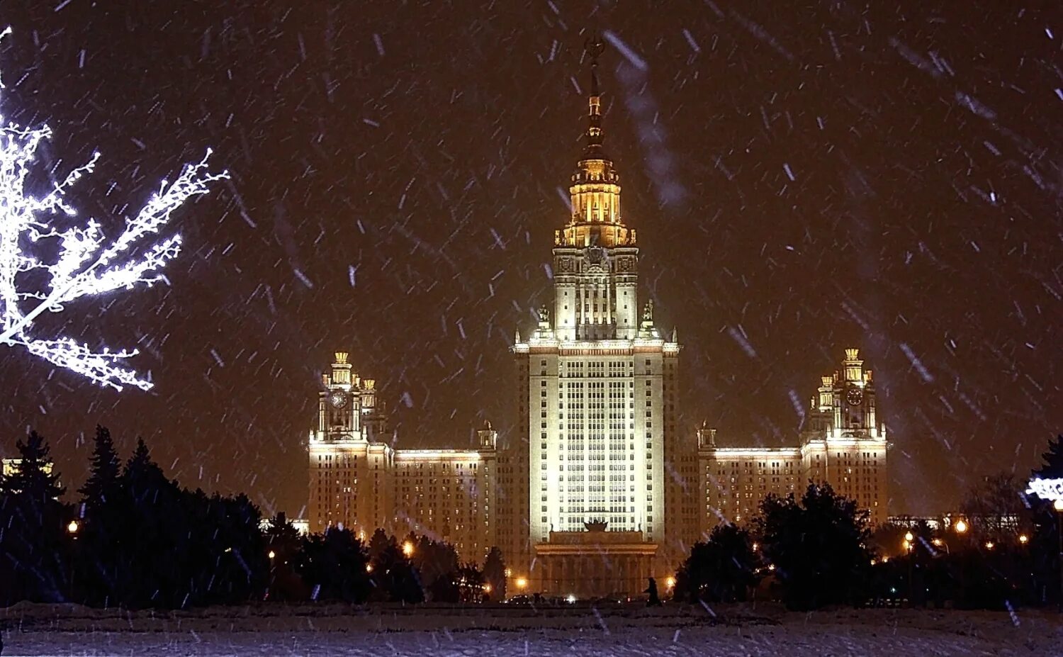 Хлопок в москве ночью. Зимняя Москва МГУ. МГУ Москва зимой. МГУ площадь ночью. Москва ночью зимой.