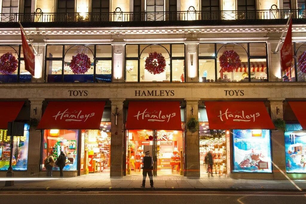 Hamleys london. Хамлес магазин игрушек Лондон. Hamleys магазин игрушек в Лондоне. Хемлис магазин игрушек в Лондоне. Хамлес магазин в Лондоне.