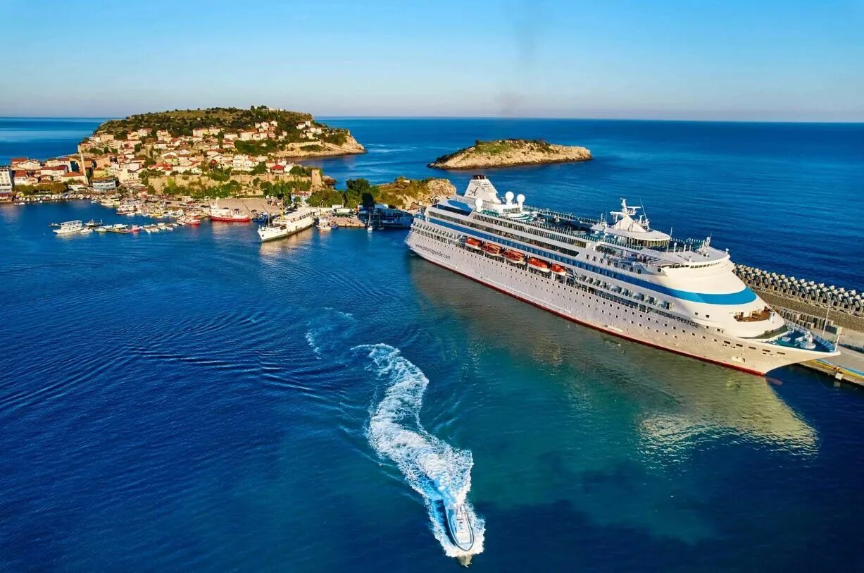 Корабль астория гранд сочи. Круиз сочи стамбул. Круизный лайнер astoria grande. Astoria grand круизный лайнер. Теплоход астория гранд из сочи.